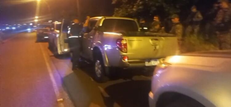 Ex-prefeito e outros suspeitos são presos com pistola e fuzil na fronteira Ex-prefeito e outros suspeitos são presos com pistola e fuzil na fronteira