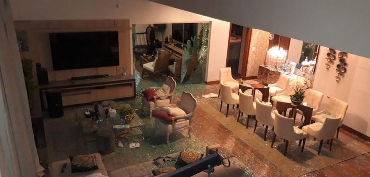 Casa de alto padrão é acatada a tiros de fuzil em Pedro Juan Caballero Casa de alto padrão é acatada a tiros de fuzil em Pedro Juan Caballero