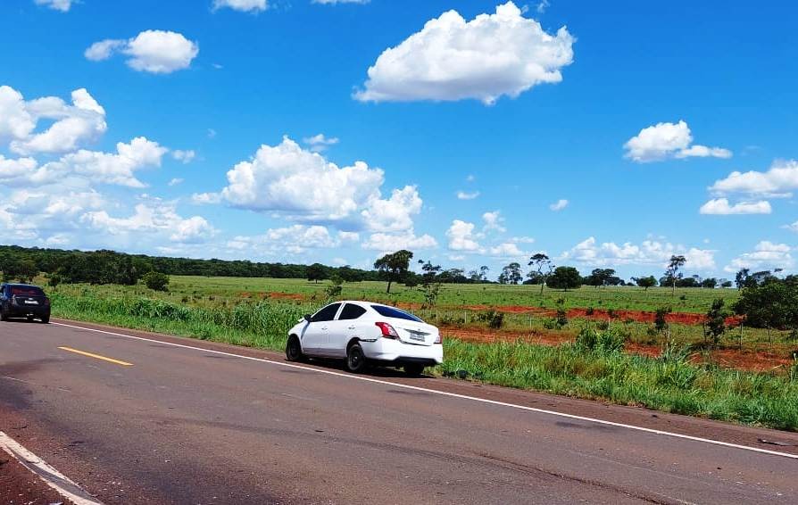 Acidente entre três carros deixa pelo menos quatro feridos na BR-267