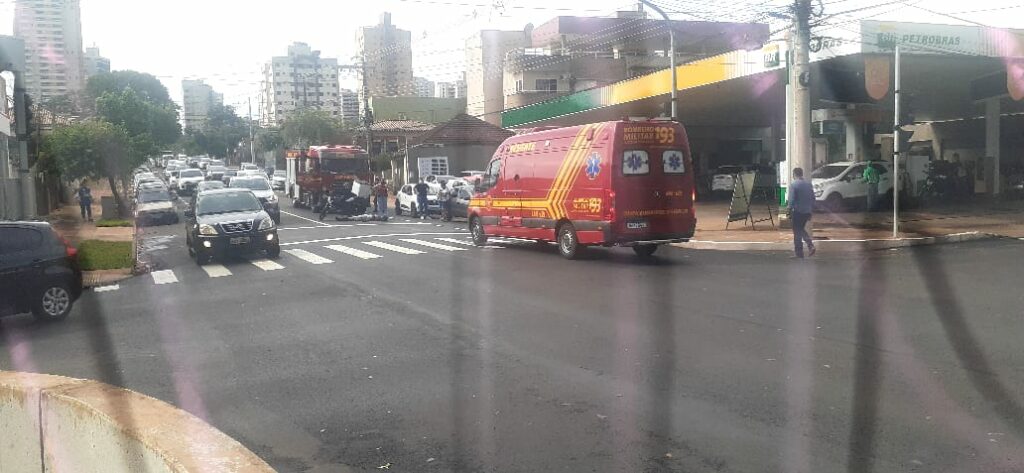 Animal silvestre derruba motociclista em rua da região central da Capital Animal silvestre derruba motociclista em rua da região central da Capital