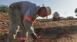 Explosão com dinamite marca início da obra de pavimentação de rodovia em Furnas do Dionísio