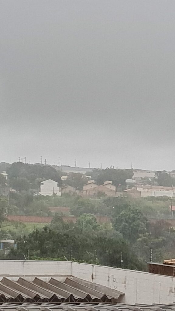 Chuva forte chega cedo em MS com Capital já tendo 17 mm em 2 hs, após nuvens escurecer e ventania Chuva forte chega cedo em MS com Capital já tendo 17 mm em 2 hs, após nuvens escurecer e ventania