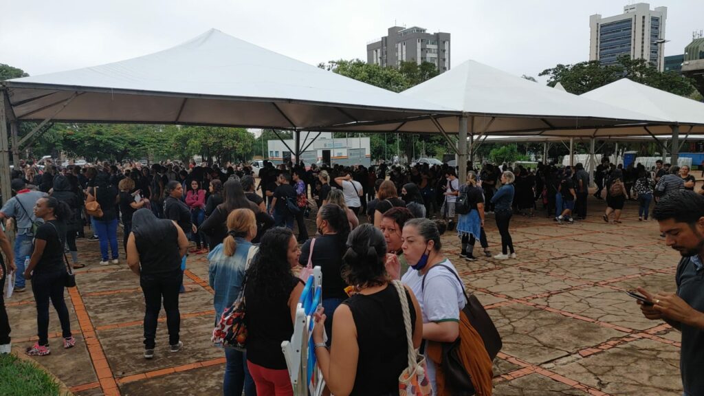 Servidores ADM da Capital fazem protesto por 'mais benefícios' e salário mínimo Servidores ADM da Capital fazem protesto por 'mais benefícios' e salário mínimo
