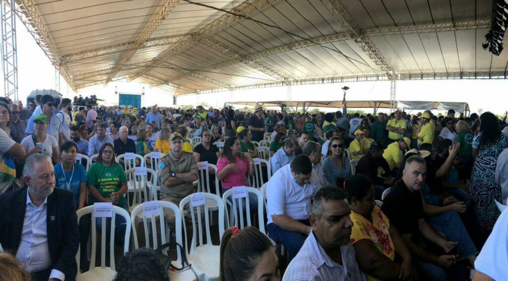 Presidente chega a MS com 'eleitores' em ritmo de campanha para 'mostrar força' Presidente chega a MS com 'eleitores' em ritmo de campanha para 'mostrar força'