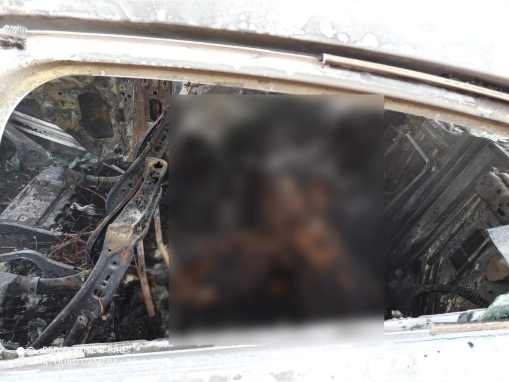 Carro em chamas é encontrado com corpo dentro em estrada no interior Carro em chamas é encontrado com corpo dentro em estrada no interior