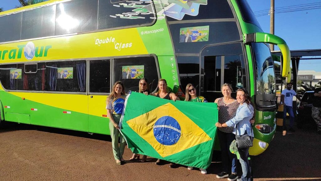 Presidente chega a MS com 'eleitores' em ritmo de campanha para 'mostrar força' Presidente chega a MS com 'eleitores' em ritmo de campanha para 'mostrar força'