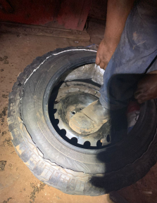 Casal é flagrado com droga escondida dentro de pneus de carro Casal é flagrado com droga escondida dentro de pneus de carro
