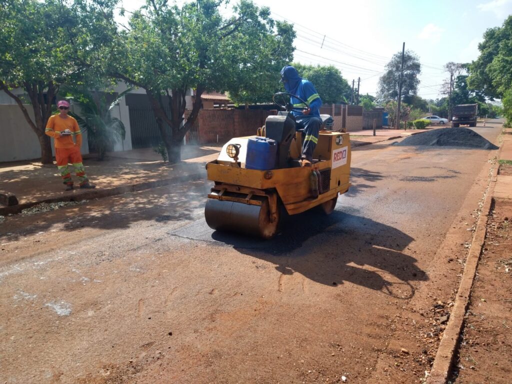 Serviço de tapa-buracos avança no centro e nos bairros de Dourados e já atendeu 20 mil m² de obras Serviço de tapa-buracos avança no centro e nos bairros de Dourados e já atendeu 20 mil m² de obras