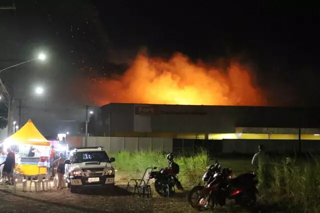 De novo! Fort Atacadista pega fogo na Av. Presidente Vargas De novo! Fort Atacadista pega fogo na Av. Presidente Vargas
