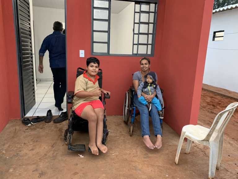 Moradores da comunidade Cidade de Deus recebem chave da casa própria Moradores da comunidade Cidade de Deus recebem chave da casa própria