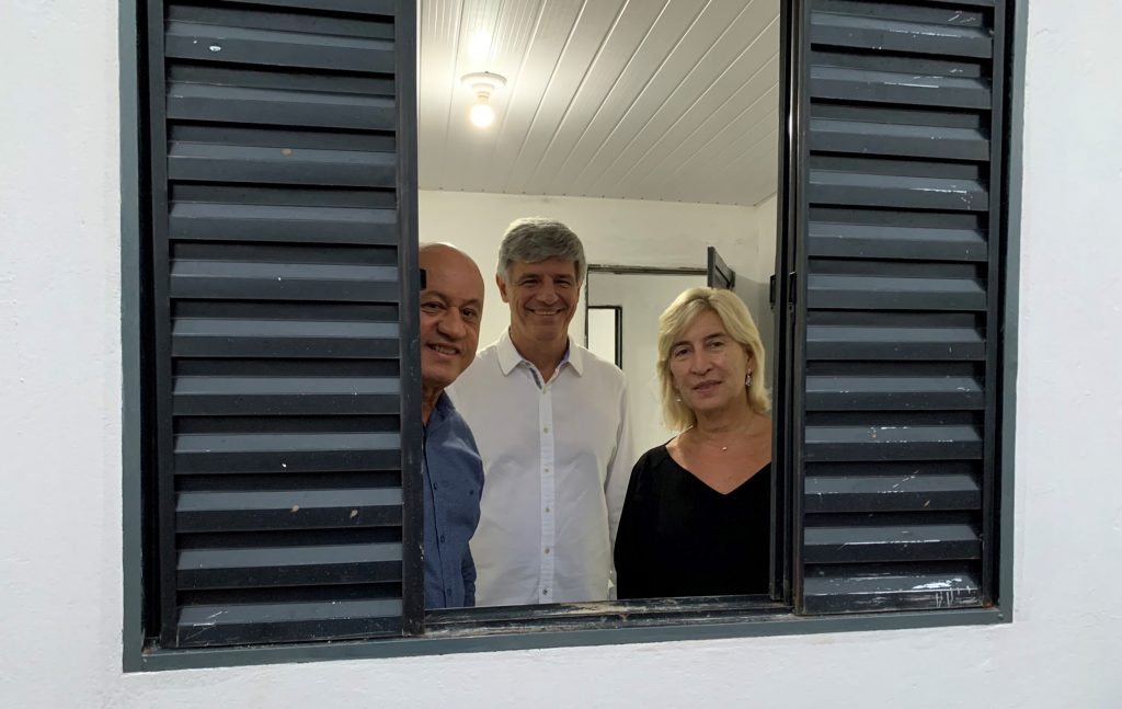 Moradores da comunidade Cidade de Deus recebem chave da casa própria Moradores da comunidade Cidade de Deus recebem chave da casa própria