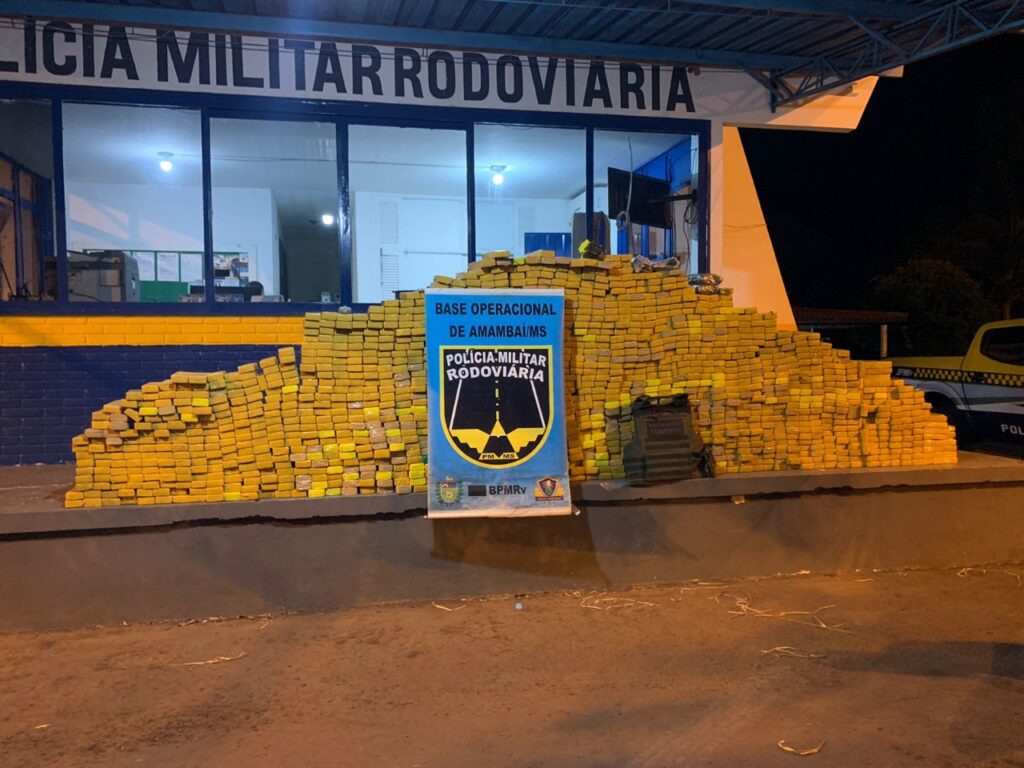 Transportando 1,2 ton de droga, jovem capota camionete após fugir e ser perseguido pela PM Transportando 1,2 ton de droga, jovem capota camionete após fugir e ser perseguido pela PM