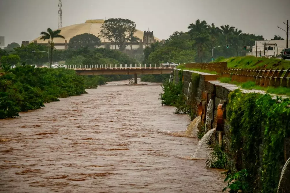 Chuva forte inicia manhã da Capital com problemas de muita água nas ruas, buracos e trânsito lento Chuva forte inicia manhã da Capital com problemas de muita água nas ruas, buracos e trânsito lento