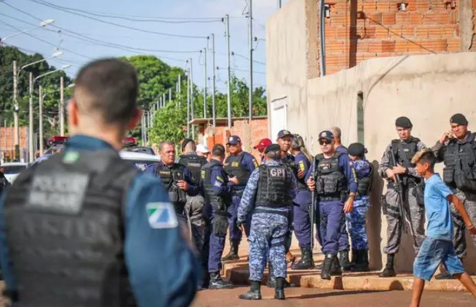 Rapaz é baleado por guarda municipal em residencial no Centro Oeste Rapaz é baleado por guarda municipal em residencial no Centro Oeste