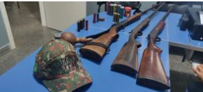 Pai e filhos são presos com armas durante caçada ilegal Pai e filhos são presos com armas durante caçada ilegal