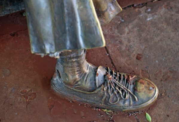 Estátua de Manoel de Barros completa um ano sem pé na Capital Estátua de Manoel de Barros completa um ano sem pé na Capital