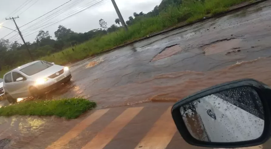 Chuva forte inicia manhã da Capital com problemas de muita água nas ruas, buracos e trânsito lento Chuva forte inicia manhã da Capital com problemas de muita água nas ruas, buracos e trânsito lento