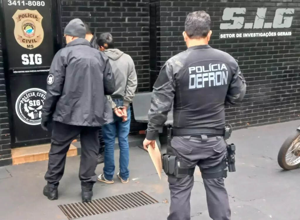 Suspeito morre em confronto com policiais em operação contra o tráfico de drogas e armas deflagrada hoje em Dourados Suspeito morre em confronto com policiais em operação contra o tráfico de drogas e armas deflagrada hoje em Dourados