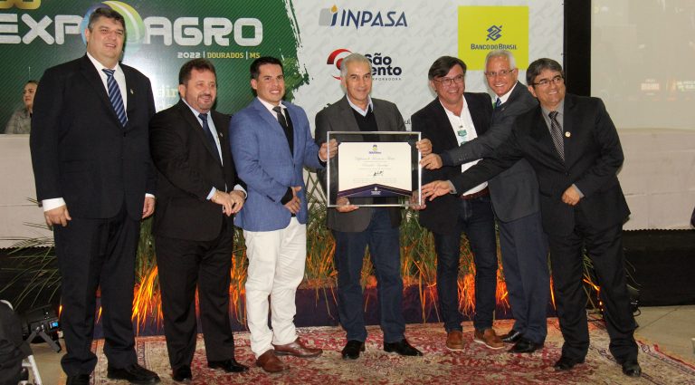 Ao receber homenagem, governador destaca a importância do agronegócio no crescimento de MS e do Brasil Ao receber homenagem, governador destaca a importância do agronegócio no crescimento de MS e do Brasil