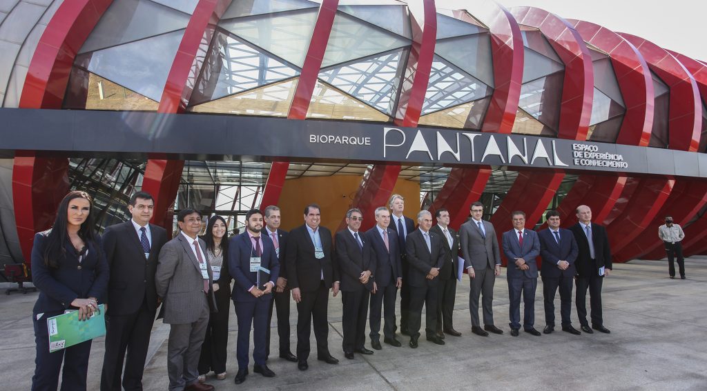 Integrantes da Rota Bioceânica percorrem circuito do maior aquário de água doce do mundo
