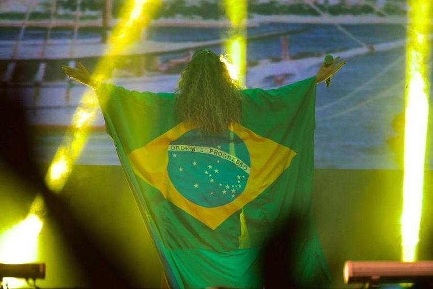 Artistas anti-Bolsonaro passam a vestir as cores ou a bandeira do Brasil