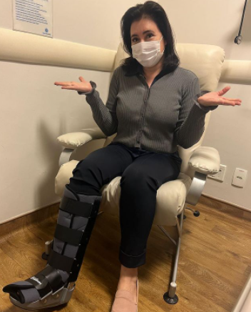 Simone Tebet rompe ligamento do tornozelo, mas mantém agenda Simone Tebet rompe ligamento do tornozelo, mas mantém agenda