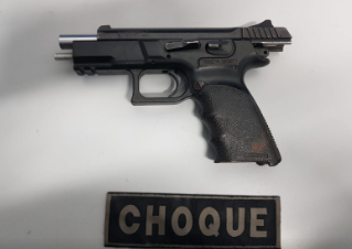 Choque encontra drogas e arma durante fiscalização em ônibus de viagem Choque encontra drogas e arma durante fiscalização em ônibus de viagem