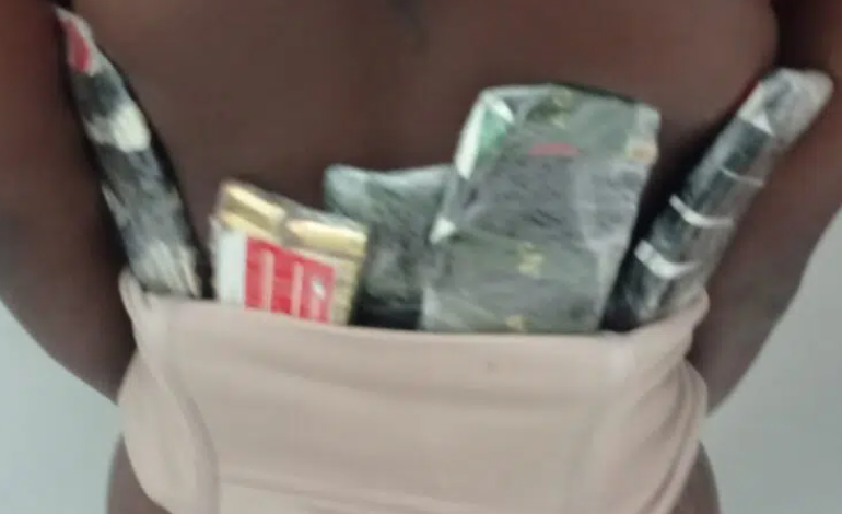 Mulher é flagrada com munições e pistolas presas ao corpo Mulher é flagrada com munições e pistolas presas ao corpo