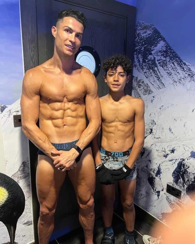 Foto da Semana: Aos 11 anos, filho de CR7 exibe abdominais incríveis Foto da Semana: Aos 11 anos, filho de CR7 exibe abdominais incríveis