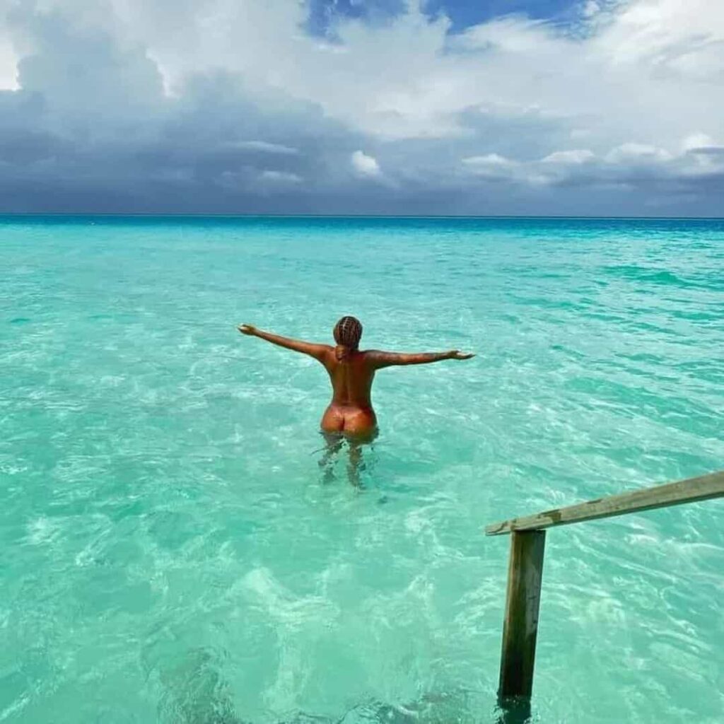 Ludmilla posa nua durante férias nas Maldivas
