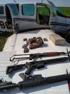 Avião é apreendido no interior de MS carregado de drogas e armas Avião é apreendido no interior de MS carregado de drogas e armas