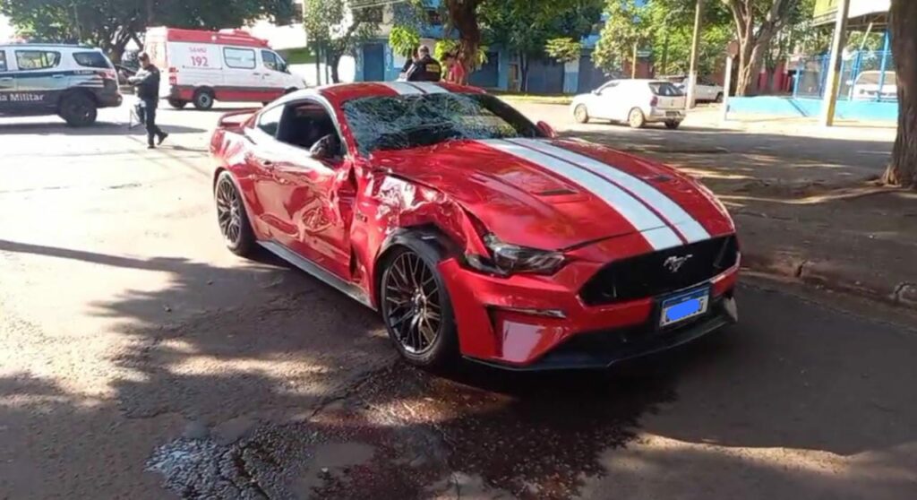 Colisão entre carro e moto deixa casal ferido no centro de Dourados Colisão entre carro e moto deixa casal ferido no centro de Dourados