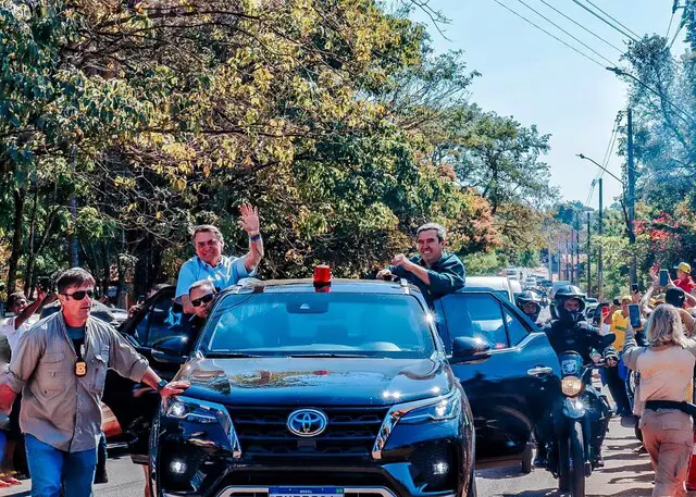 Motociata para Bolsonaro mobiliza cerca de 5 mil participantes e pré-candidata na garupa Motociata para Bolsonaro mobiliza cerca de 5 mil participantes e pré-candidata na garupa