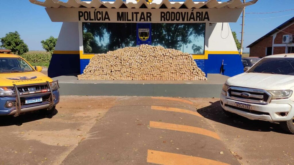Fugindo a pé traficante abandona caminhonete com 1,5 tonelada de drogas