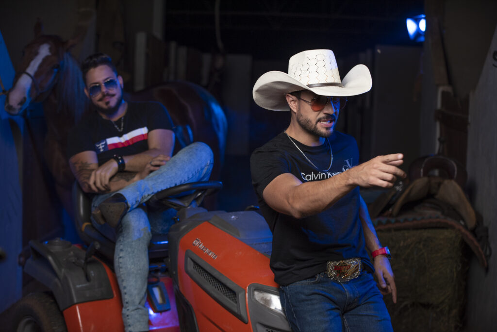 Com nomes de MS no topo, cantor de SP aposta em CG para gravação de clipe Com nomes de MS no topo, cantor de SP aposta em CG para gravação de clipe