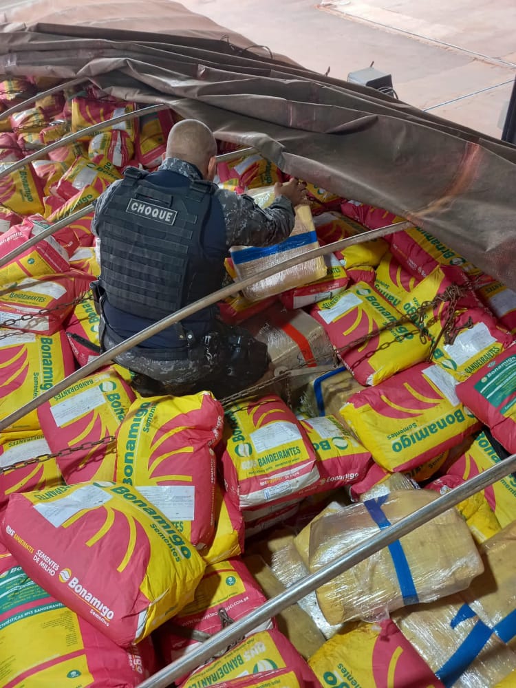 PM barra saindo da Capital 110 fardos de drogas totalizando 2,5 toneladas PM barra saindo da Capital 110 fardos de drogas totalizando 2,5 toneladas