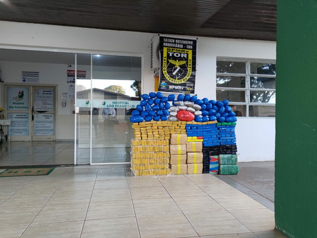PMR apreende 500 kg de maconha e recupera veículo furtado em Camboriú PMR apreende 500 kg de maconha e recupera veículo furtado em Camboriú