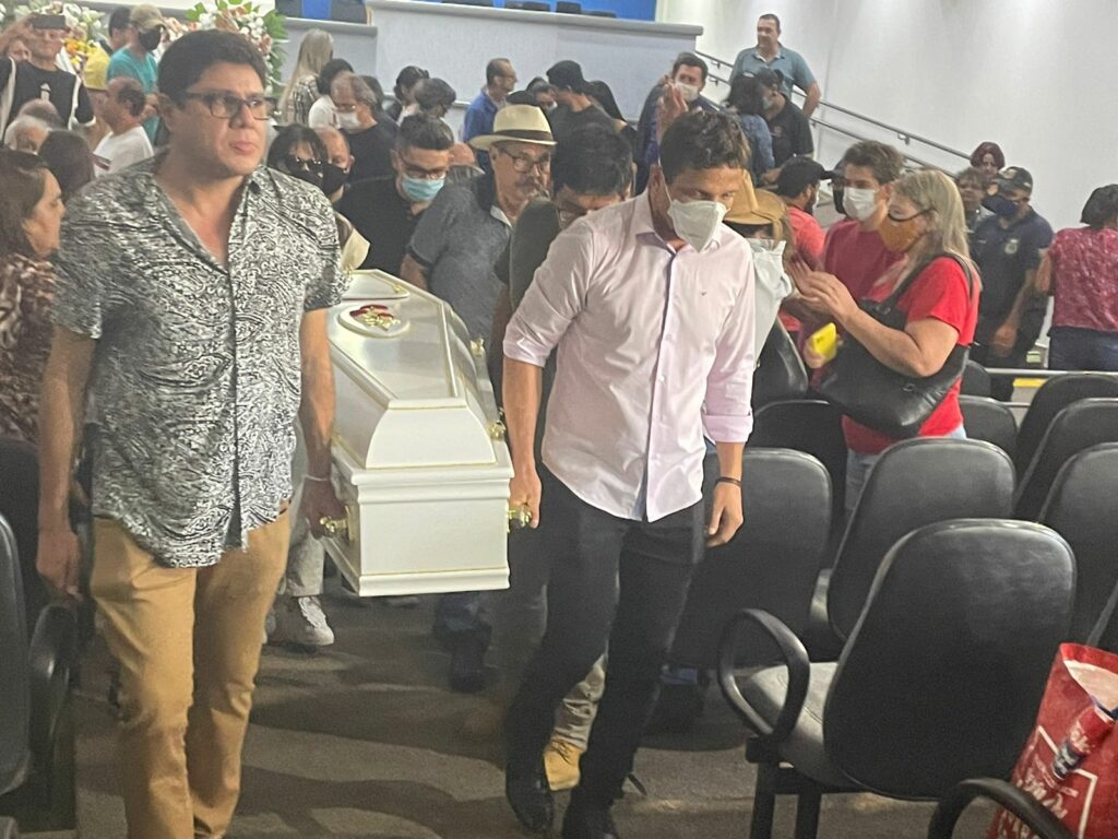 Cortejo de Delinha sai da Câmara após despedida de fãs e amigos emocionados