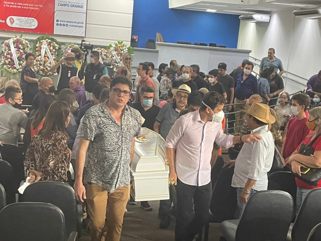 Cortejo de Delinha sai da Câmara após despedida de fãs e amigos emocionados