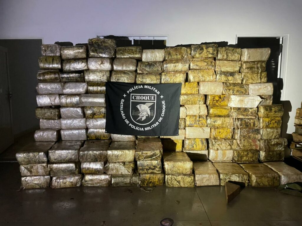 Maior apreensão do ano: PM 'estoura' galpão da droga e prende nove com sete toneladas na Capital Maior apreensão do ano: PM 'estoura' galpão da droga e prende nove com sete toneladas na Capital