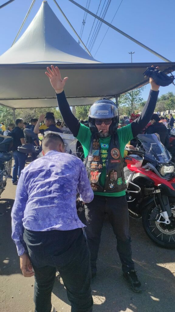 Apoiadores de Bolsonaro já se concentram para motociata sendo revistados por Segurança Apoiadores de Bolsonaro já se concentram para motociata sendo revistados por Segurança