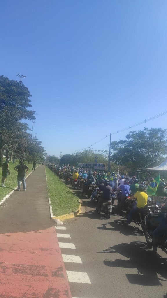 Motociata para Bolsonaro mobiliza cerca de 5 mil participantes e pré-candidata na garupa