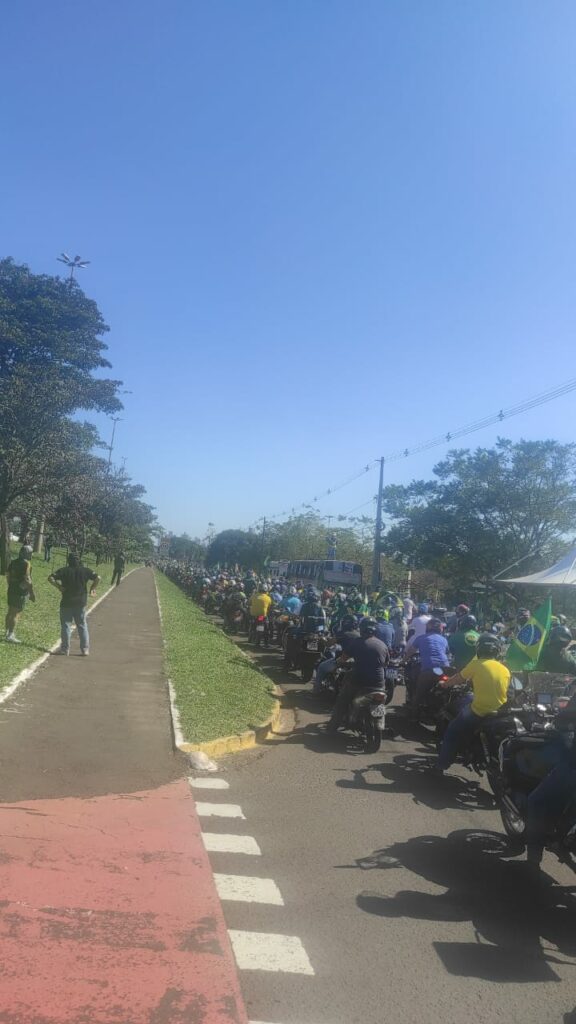 Motociata para Bolsonaro mobiliza cerca de 5 mil participantes e pré-candidata na garupa Motociata para Bolsonaro mobiliza cerca de 5 mil participantes e pré-candidata na garupa