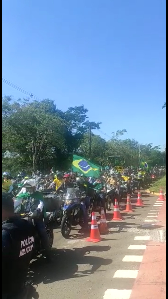 Motociata para Bolsonaro mobiliza cerca de 5 mil participantes e pré-candidata na garupa