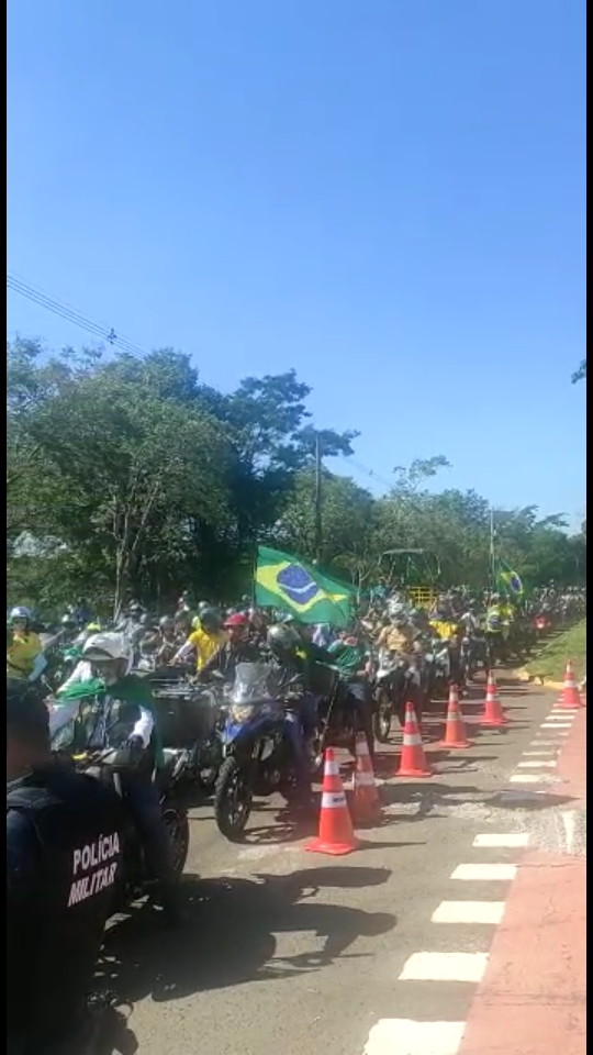 Motociata para Bolsonaro mobiliza cerca de 5 mil participantes e pré-candidata na garupa Motociata para Bolsonaro mobiliza cerca de 5 mil participantes e pré-candidata na garupa