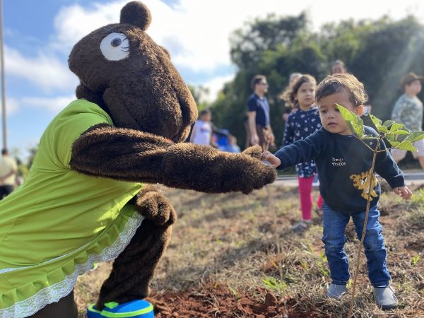 Águas participa de plantio das 123 mudas de Ipês em evento sobre Dia do Meio Ambiente no Pq dos Poderes Águas participa de plantio das 123 mudas de Ipês em evento sobre Dia do Meio Ambiente no Pq dos Poderes