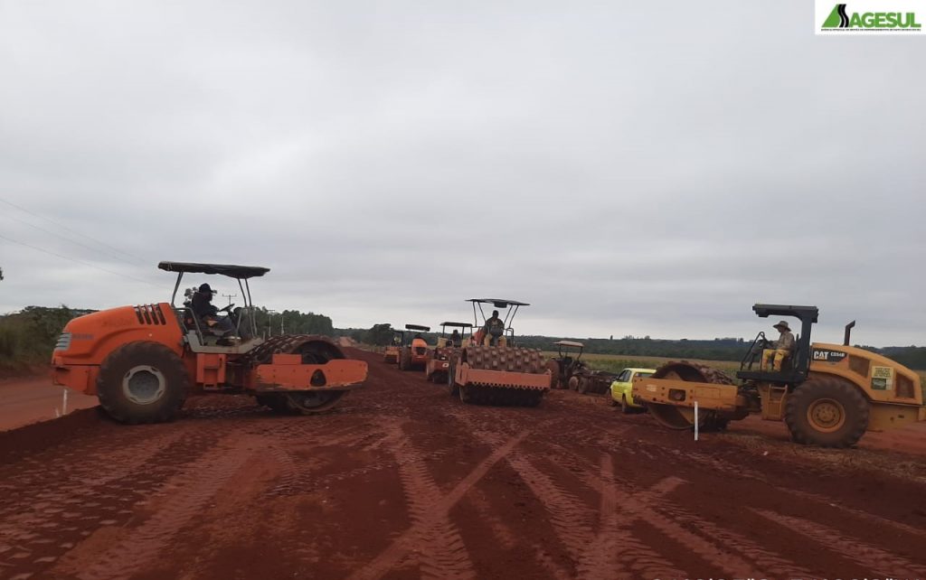 Obra de asfalto no Capão Seco segue em várias frentes de trabalho na MS-258 Obra de asfalto no Capão Seco segue em várias frentes de trabalho na MS-258