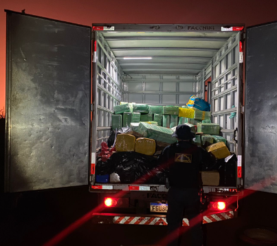 Traficante abandona caminhão carregado com drogas e foge por milharal Traficante abandona caminhão carregado com drogas e foge por milharal