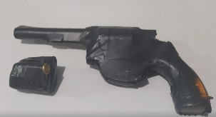 Jovem é presa com arma de fogo em ônibus na MS-156 Jovem é presa com arma de fogo em ônibus na MS-156
