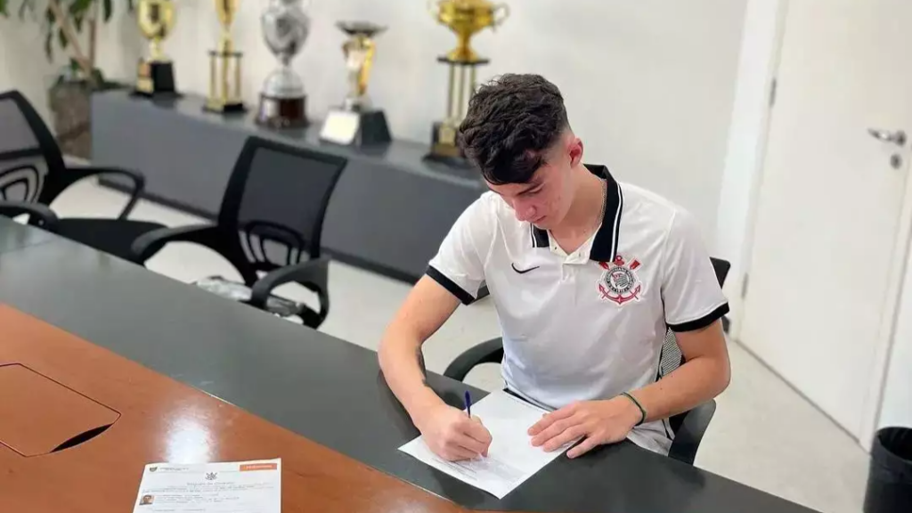 Jovem goleiro de Campo Grande é contratado pelo Corinthians Jovem goleiro de Campo Grande é contratado pelo Corinthians